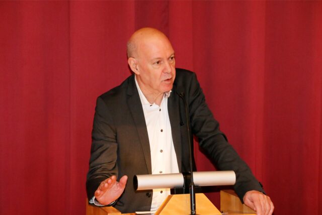 GSW-Chef Jochen Baudrexl hatte schon im März von einem „rasanten Preisverfall auf den Strom- und Gasmärkten“ gesprochen. Ob es deshalb für GSW-Kunden im neuen Jahr preiswerter wird, will die GSW noch nicht sagen.