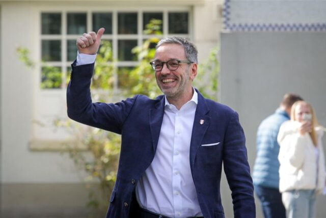 Herbert Kickl, Vorsitzender der Freiheitlichen Partei Österreichs (FPÖ), zeigt den Daumen nach oben, als er in einem Wahllokal ankommt, um seine Stimme bei der Nationalratswahl abzugeben.