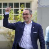 Herbert Kickl, Vorsitzender der Freiheitlichen Partei Österreichs (FPÖ), zeigt den Daumen nach oben, als er in einem Wahllokal ankommt, um seine Stimme bei der Nationalratswahl abzugeben.