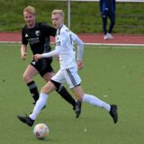 Bastian Ehrentraut spielt den Ball.