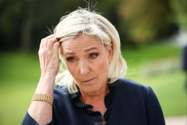 Die französische Abgeordnete und Vorsitzende der rechtsextremen Partei Rassemblement National (RN) Marine Le Pen gestikuliert am Elysee-Palast nach einem Treffen mit dem französischen Präsidenten Emmanuel Macron.