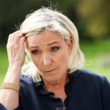 Die französische Abgeordnete und Vorsitzende der rechtsextremen Partei Rassemblement National (RN) Marine Le Pen gestikuliert am Elysee-Palast nach einem Treffen mit dem französischen Präsidenten Emmanuel Macron.