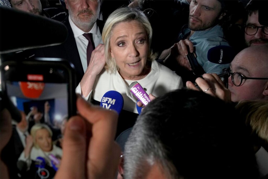 Die Fraktionsvorsitzende der rechtspopulistischen Partei Rassemblement National (RN), Marine Le Pen, antwortet Journalisten nach der zweiten Runde der Parlamentswahlen. 