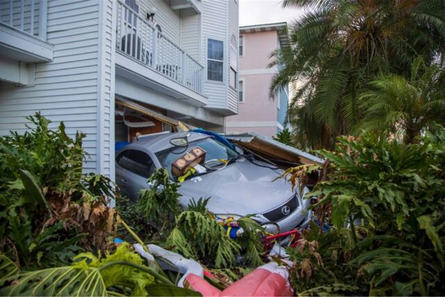 Ein Fahrzeug steht nach der Sturmflut des Hurrikans Helene in Madeira Beach, Florida, vor seiner Garage