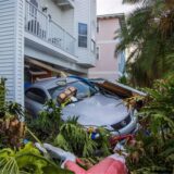 Ein Fahrzeug steht nach der Sturmflut des Hurrikans Helene in Madeira Beach, Florida, vor seiner Garage