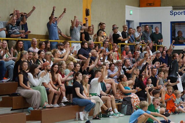 Jubel beim SGH-Anhang: Der Verbandsligist hat sein erstes Spiel beim SC Münster gewonnen. Unser Bild zeigt die Fans im Heimspiel gegen Brockhagen.