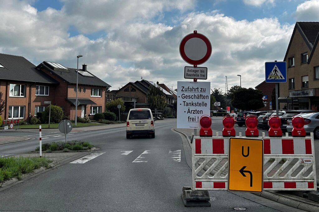 Wer von der Neuen Kampstraße aus nach Stockum fährt, sieht erst im Kreisverkehr einen Hinweis, bis wohin die Zufahrt möglich ist.