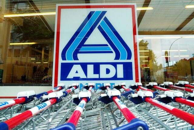Es stehen Einkaufswagen vor einer Aldi-Nord-Filiale.