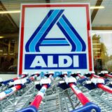 Es stehen Einkaufswagen vor einer Aldi-Nord-Filiale.