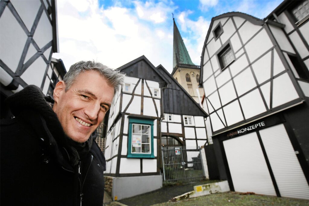 Krimi-Autor Thomas Raab vor Facherkhäusern in Unna. Krimi-Autor Thomas Raab vor Facherkhäusern in Unna.