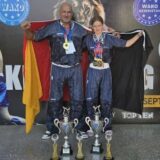 Jörg Hausner und Zoe Boldt posieren für die Kamera.