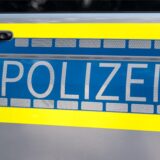 Auf einer Autotür steht in großen Lettern das Wort Polizei