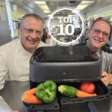 Gesünder gart der Airfryer vor allem dann, wenn man Gesundes reinwirft, sagt Günther Overkamp. Er findet es gut, dass man in der Heißluft-Fritteuse ohne Geblubber und Gestank z.B. Pommes frittieren kann. Pasta- und Gemüse-Koch Troiano meint: Frittiertes Gemüse ist auch „lecka“.