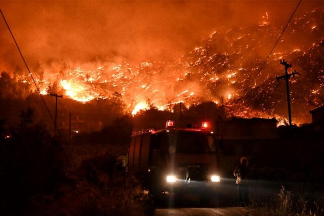 Ein Waldbrand nähert sich dem Dorf Kallithea. (Symbolbild)