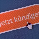 Ein Button auf einem Bildschirm mit dem Schriftzug „Jetzt kündigen“.