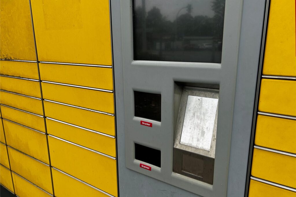 Die Packstation 108 an der Alten Münsterstraße wird aufgegeben. Sie war mit einem Display ausgestattet. Die Packstation 108 an der Alten Münsterstraße wird aufgegeben. Sie war mit einem Display ausgestattet.