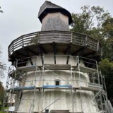 Das historische Gebäude der Windpumpe am Friedrichsborn ist von einem Baugerüst umgeben.