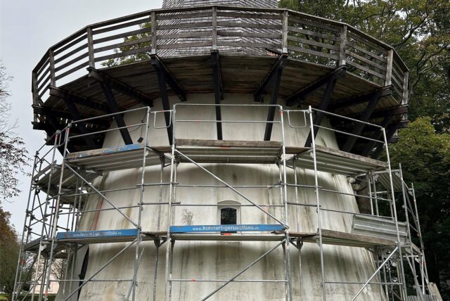 Das historische Gebäude der Windpumpe am Friedrichsborn ist von einem Baugerüst umgeben.