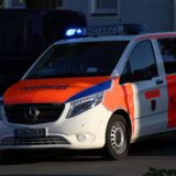 Ein Notarztwagen steht mit Blaulicht an einer Einsatzstelle. Nils Schauerte ist der Leitende Notarzt im Kreis Unna.