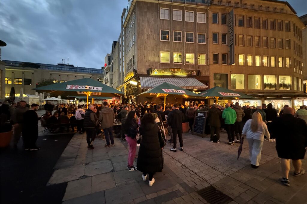 Am Alten Markt in der Dortmunder Innenstadt ist die Stimmung unter den Celtic-Fans gut.