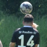 Mehrere Spieler schauen auf den Ball. Einer geht zum Kopfball.