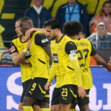 Die BVB-Spieler bejubeln einen Treffer.