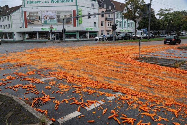 Überall Möhren: Ein Lastwagen hat in Wuppertal seine Ladung verloren.
