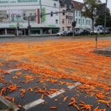 Überall Möhren: Ein Lastwagen hat in Wuppertal seine Ladung verloren.