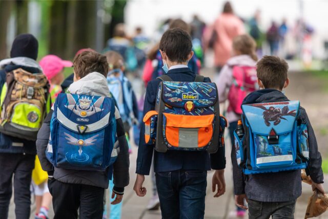 Jungen auf dem Weg zur Schule.