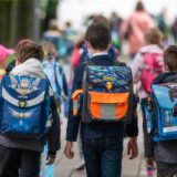 Jungen auf dem Weg zur Schule.