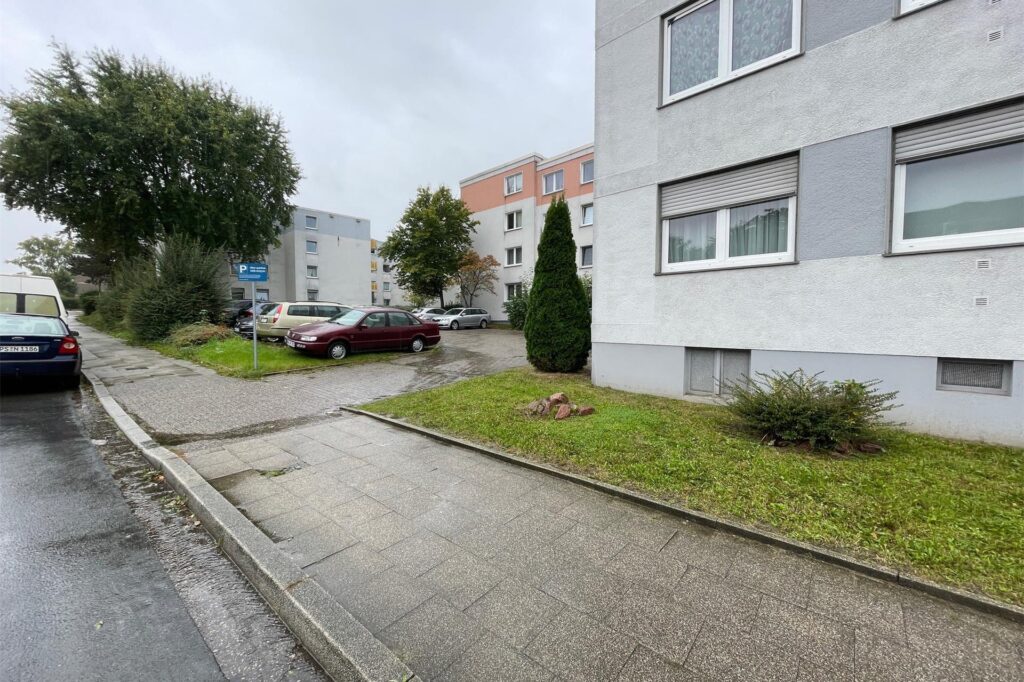 Gehweg der Töddinghauser Straße in Bergkamen mit Häusern im Hintergrund.