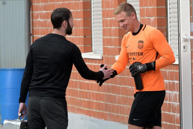 Marcel Schaub gibt David Sawatzki die Hand.
