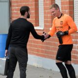 Marcel Schaub gibt David Sawatzki die Hand.