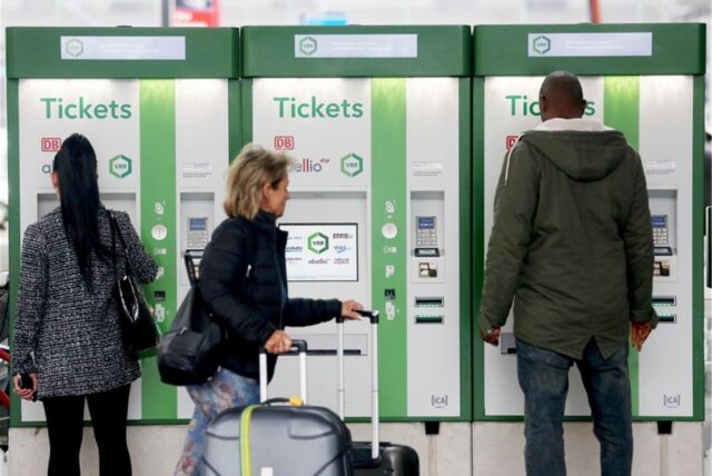 Menschen stehen vor Ticketautomaten am Bahnhof (Archivbild).