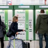 Menschen stehen vor Ticketautomaten am Bahnhof (Archivbild).