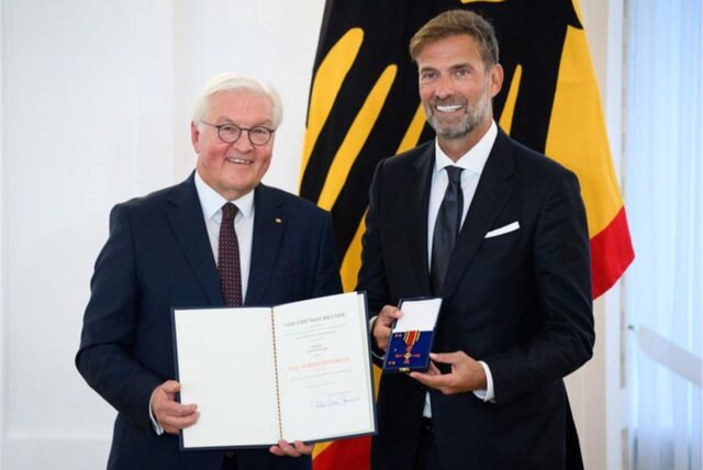Der Kult-Trainer wurde neben 27 weiteren Persönlichkeiten für sein soziales Engagement geehrt.
