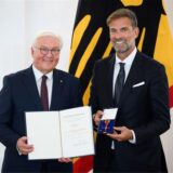 Der Kult-Trainer wurde neben 27 weiteren Persönlichkeiten für sein soziales Engagement geehrt.