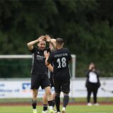 Zwei Spieler klatschen sich ab.