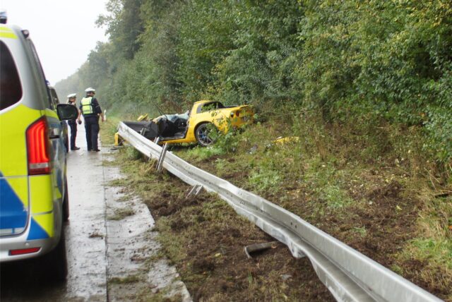 Unfall auf der A44: Ein gelber Sportwagen der Marke Corvette hat am 1.10. eine Leitplanke durchbrochen