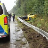Unfall auf der A44: Ein gelber Sportwagen der Marke Corvette hat am 1.10. eine Leitplanke durchbrochen