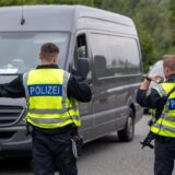 Ein Sprinter wird von zwei Polizisten zum Halten gebracht.