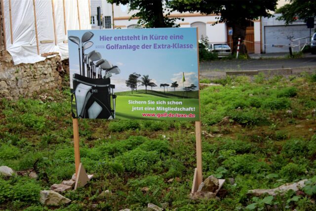 Die Massener Straße 13 zählt zu den „prominentesten“ Baulücken in Unna. Nach dem Abriss eines ehemals denkmalgeschützten Fachwerkhauses im Jahr 2012 warten viele Bürgerinnen und Bürger auf eine Entwicklung, die aber auf sich warten lässt. Zwischenzeitlich tauchten auf der „wilden 13“ augenzwinkernde Hinweise darauf hin, dass dieser Zustand nicht optimal sei.