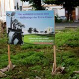 Die Massener Straße 13 zählt zu den „prominentesten“ Baulücken in Unna. Nach dem Abriss eines ehemals denkmalgeschützten Fachwerkhauses im Jahr 2012 warten viele Bürgerinnen und Bürger auf eine Entwicklung, die aber auf sich warten lässt. Zwischenzeitlich tauchten auf der „wilden 13“ augenzwinkernde Hinweise darauf hin, dass dieser Zustand nicht optimal sei.