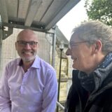 Dr. Thomas Rath und Restauratorin Brigitte Schröder begutachten die Front des denkmalgeschützten Hauses am Kirchhof.