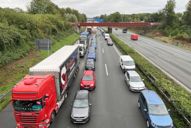 Ein Stau mit Rettungsgasse auf der A2. (Archivbild)