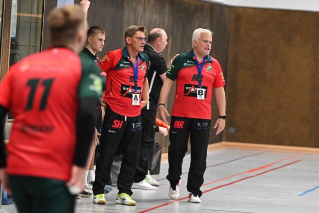 Sven Harbach und Mike Rothenpieler (rechts) stehen am Spielfeldrand.