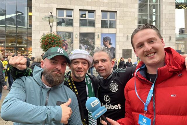 Drei Fans von Celtic Glasgow posieren für ein Foto.