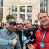 Drei Fans von Celtic Glasgow posieren für ein Foto.