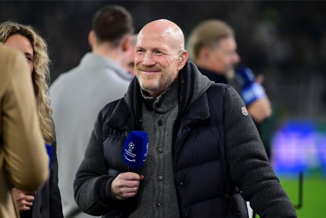 Matthias Sammer hält ein Mikrofon in der Hand.