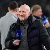 Matthias Sammer hält ein Mikrofon in der Hand.